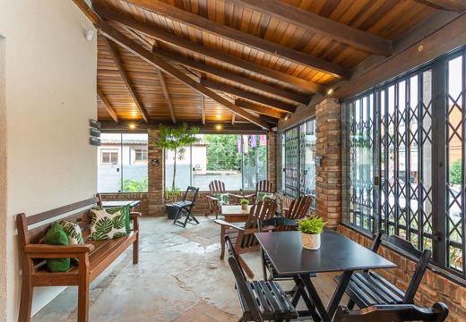 Lounge e área de convivência do Prainha Beach Tennis. Foto divulgada pelo estabelecimento.