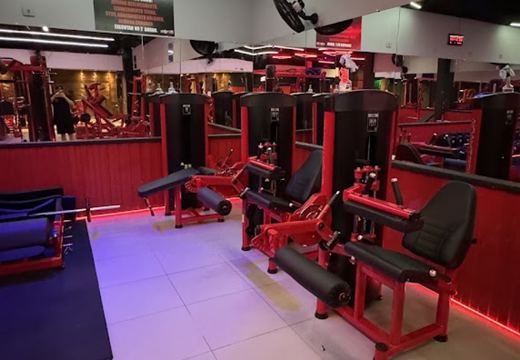 Equipamentos e ambiente de musculação da StartFit Academia.