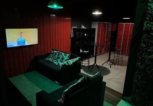 Espaço de convivência com sofás e televisão.