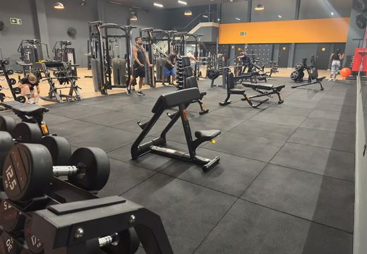 Ambientes e equipamentos da 26fit Tramandaí.