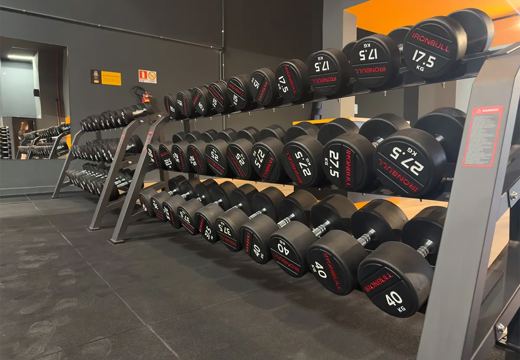 Ambientes e equipamentos da 26fit Tramandaí.