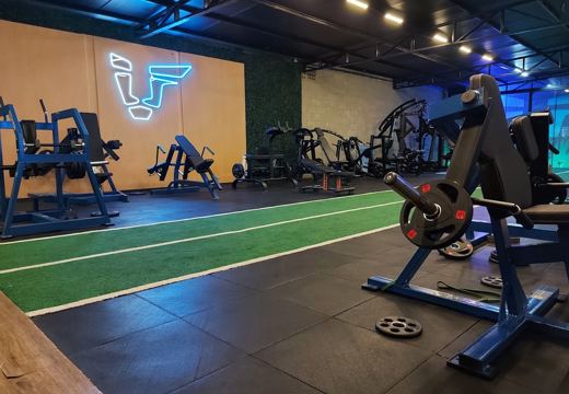 Estrutura, fachada e equipamentos da VF Training.
