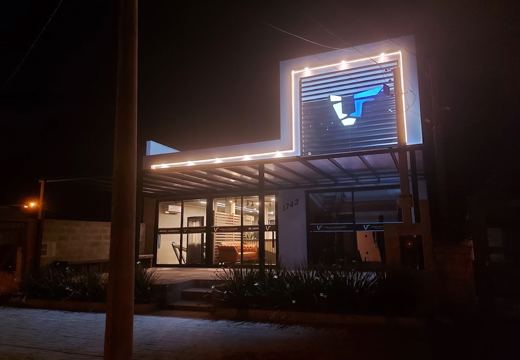Estrutura, fachada e equipamentos da VF Training.