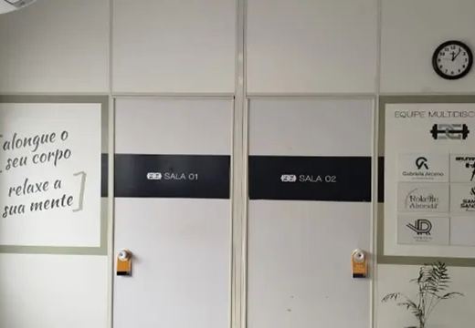 Salas de atendimento da equipe multidisciplinar.