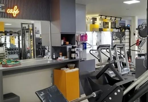 Espaço de café e equipamentos de treino.