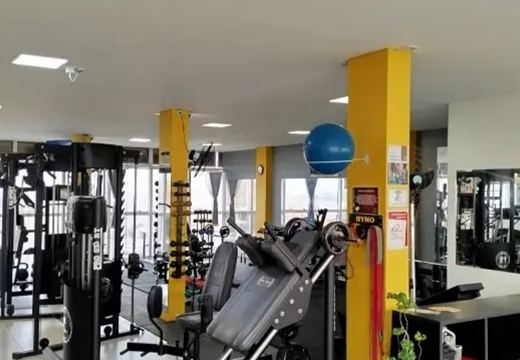 Ambiente de musculação e treinamento personalizado.