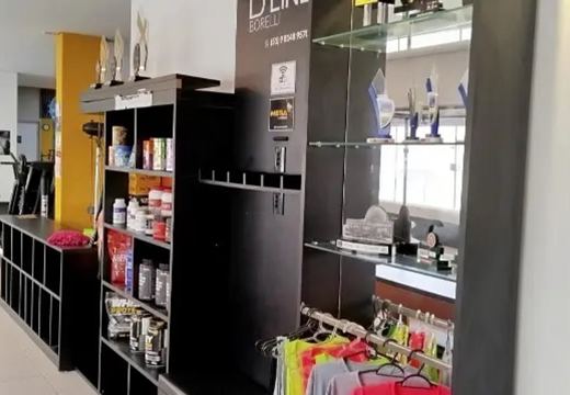 Exposição de acessórios e suplementos.
