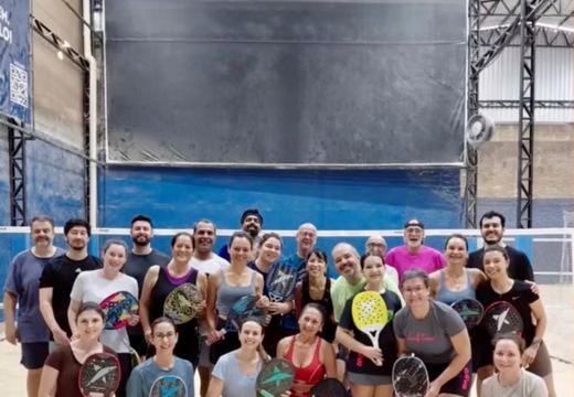 Jogadores de beach tennis reunidos em um play de sábado na quadra de areia coberta do Benja.