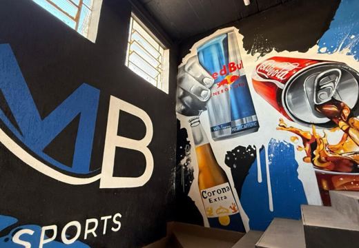 Escadaria e área de apoio da MB Sports, com a identidade visual do bar e lanchonete.