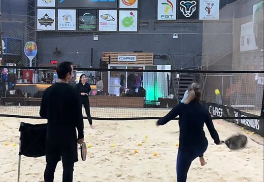 Aula de beach tennis em quadra de areia coberta da Play 820.