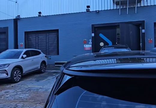 Fachada da Play 820 na Avenida Teixeira Mendes, com a identificação da arena.