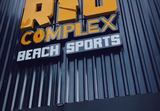 Identificação do Rio Complex Beach Sports na fachada da arena na Rua Chile, 722.