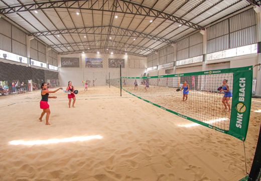 Partida de beach tennis em quadra coberta da SNK Beach.