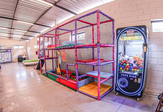 Espaço kids com brinquedo de escalada, escorregador e piscina de bolinhas.