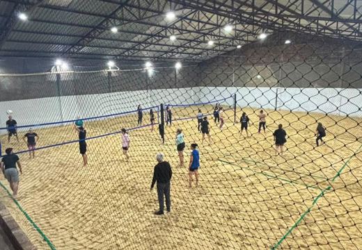 Atividade em grupo nas quadras de areia cobertas da MTJ Sport Beach.