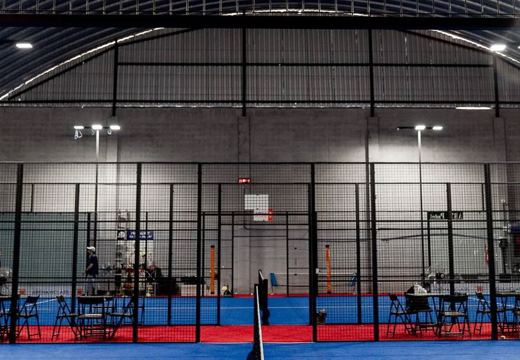 Vista das quadras de padel e das mesas de convivência junto à área de jogo.