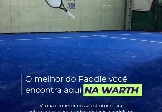 Quadra de padel coberta com piso azul e a marca Warth na parede de fundo.