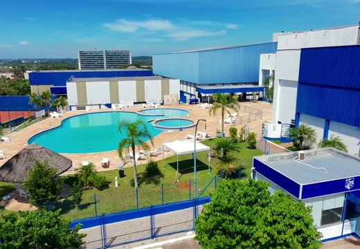 Vista aérea das piscinas externas, áreas de convivência e edifícios do Paladino Tênis Clube.